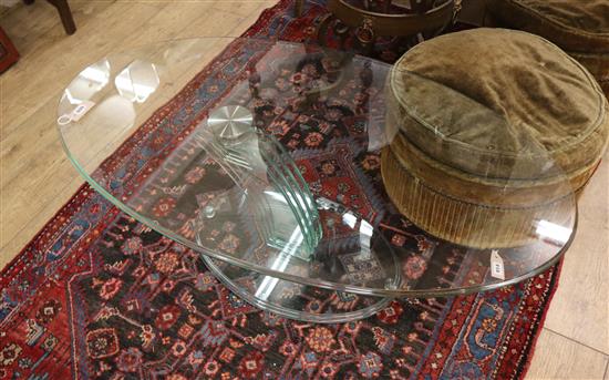 An Italian contemporary oval glass coffee table W.116cm